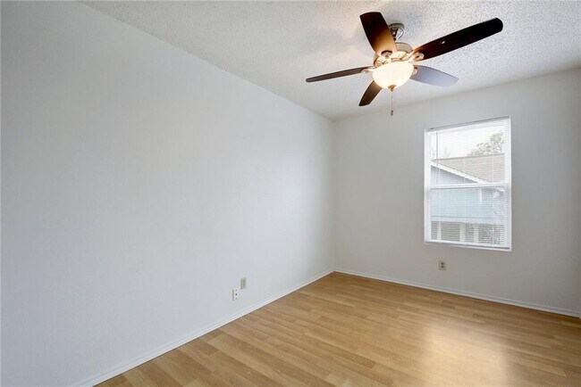 Building Photo - 6102 Parkwood Dr