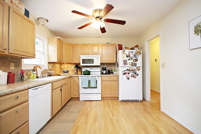 Building Photo - Pet Friendly, One Level Living in Johnson ...