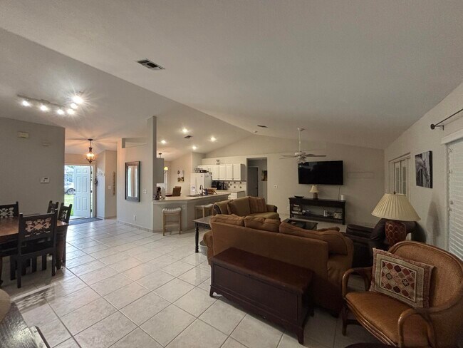Building Photo - 1094 Raintree Ln