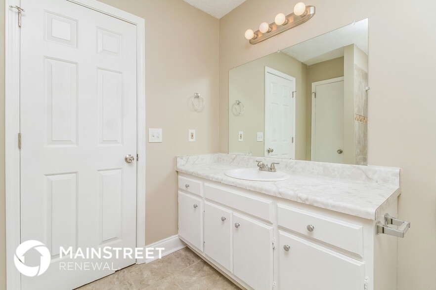Building Photo - 5001 Pebble Creek Dr