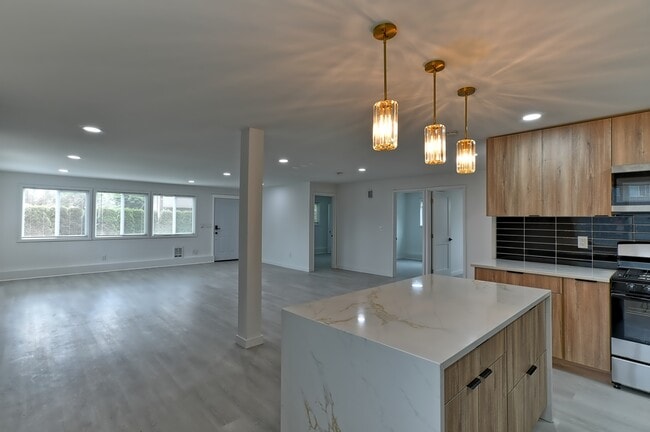 Building Photo - Everett Duplex