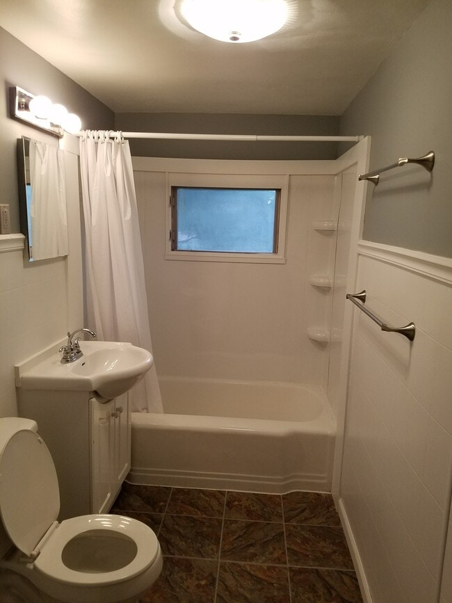 Building Photo - 3 Bedroom with basement!