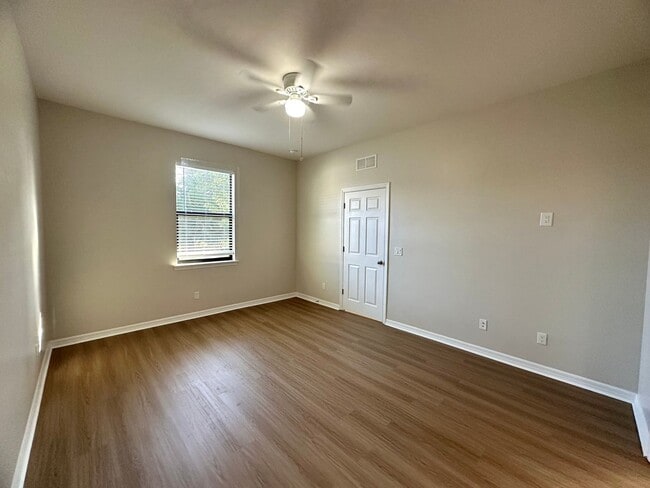 Building Photo - Fenced 3 Bed 2 Bath in SW Cape Coral Available Now!