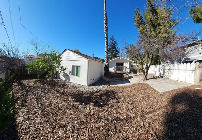 Building Photo - 7 Bedroom 3 bath home close to POLY!!!!