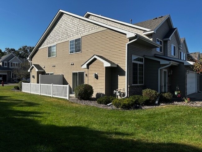 Building Photo - Light-Bright Corner Unit Townhome with Private Courtyard Available 7/1/26!