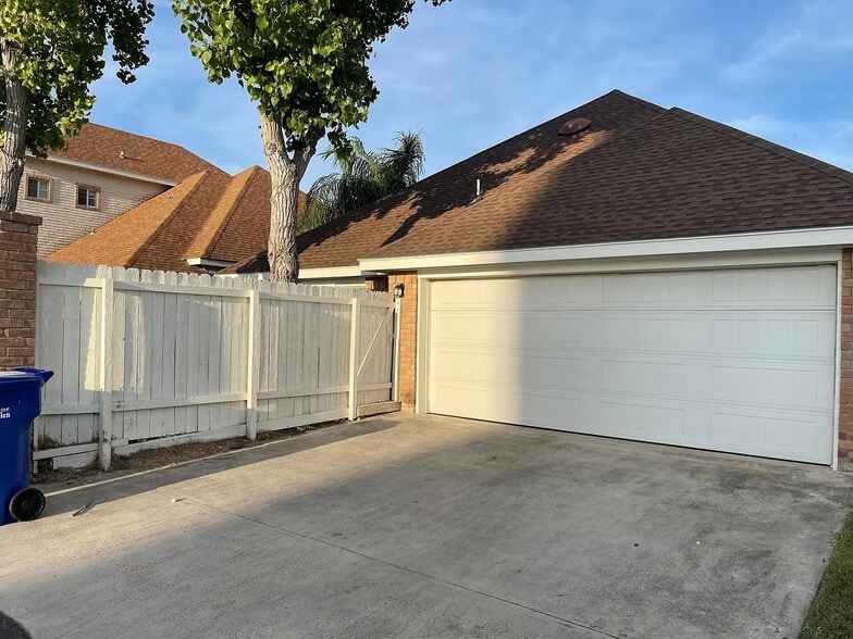 Building Photo - 7105 N 5th St