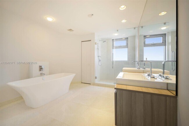 Building Photo - 17301 Biscayne Blvd
