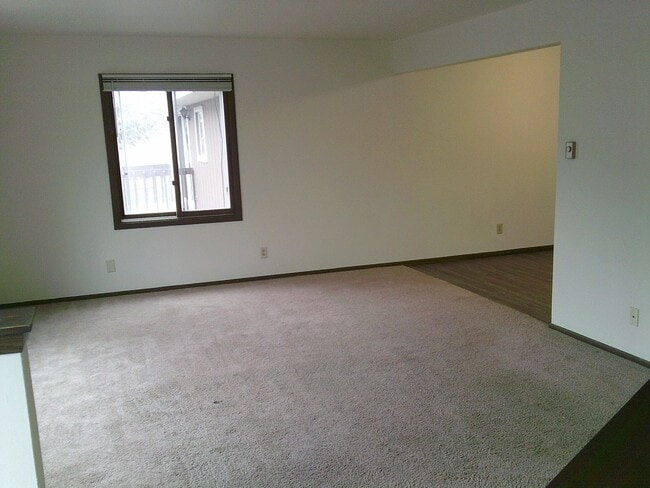 Building Photo - 2 Bedroom, 1.5 Bath Townhome