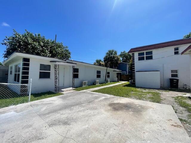 Building Photo - 304 N Tamarind Ave