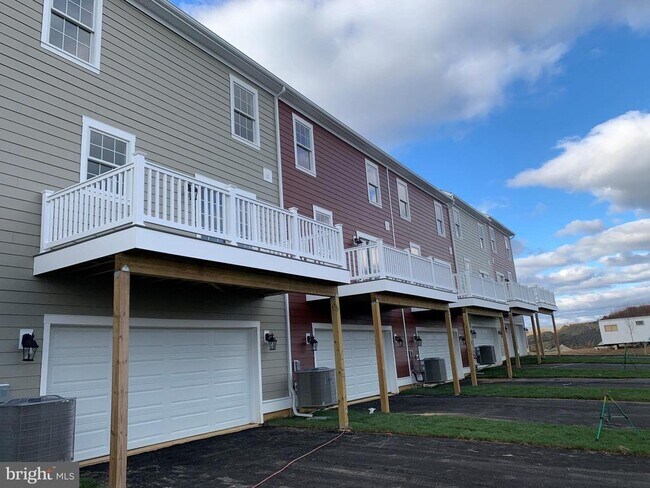 Building Photo - 872 Mapleton Ave