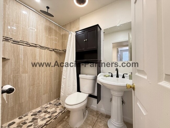 Building Photo - Three Bedroom Home