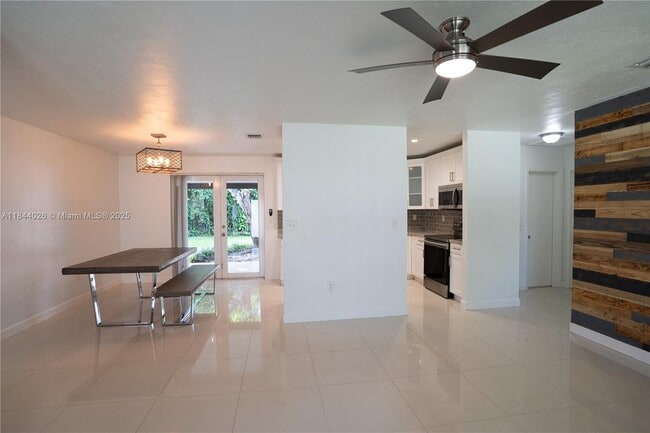 Building Photo - 9841 Dominican Dr