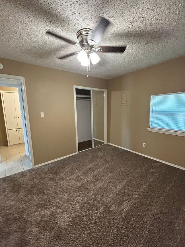 Building Photo - 6202 1/2 NW Elm Ave.