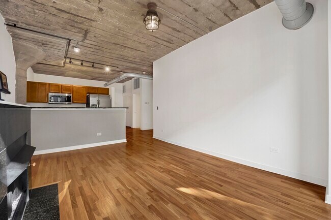 Building Photo - 1151 W 14th Pl