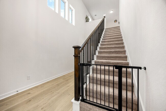 Building Photo - 905 Crystal Bnd Ln