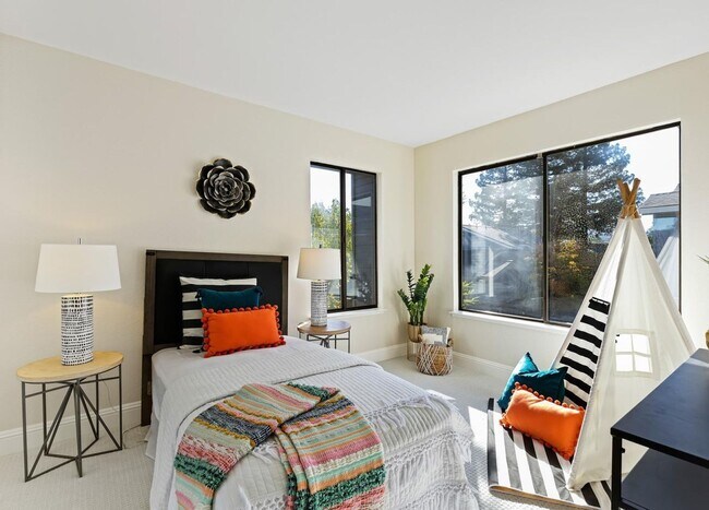 Building Photo - Updated Townhome in Sought After Walnut Cr...