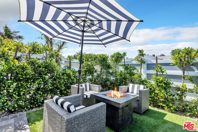 Building Photo - 7076 Park Manor Ave