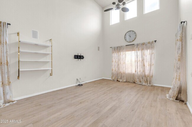 Building Photo - 2040 W Kathleen Rd