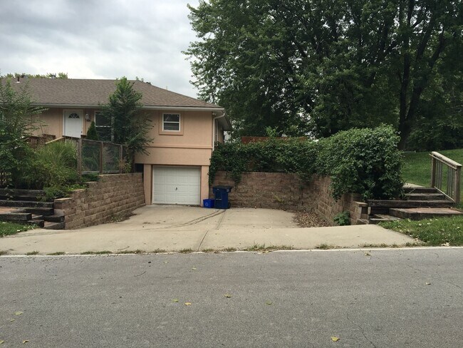 Building Photo - Beautiful unit with three bathrooms close to downtown Lee's Summit