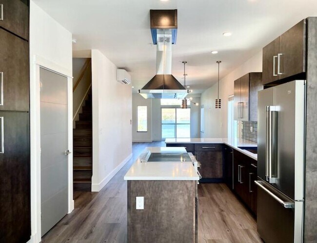 Building Photo - Luxury Rental With A River View