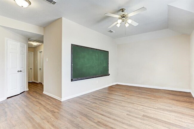 Building Photo - 8607 Saratoga Dr