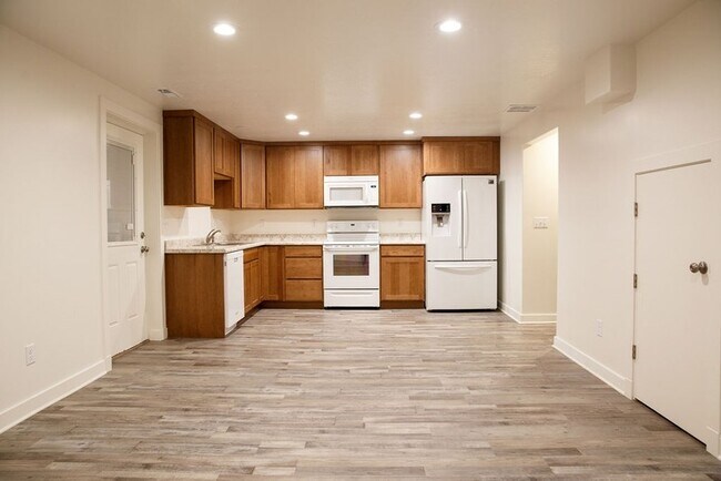 Building Photo - 1204 Sunrise Ln