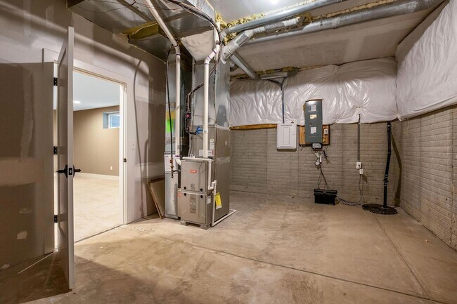 Building Photo - 1168 Edgehill Rd