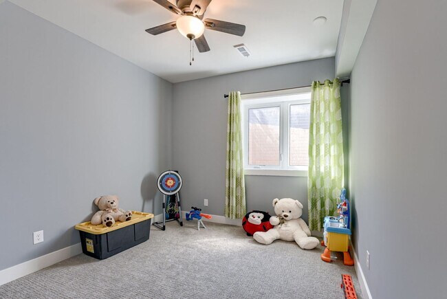 Building Photo - Spacious & Stylish 6-Bedroom Home in North...