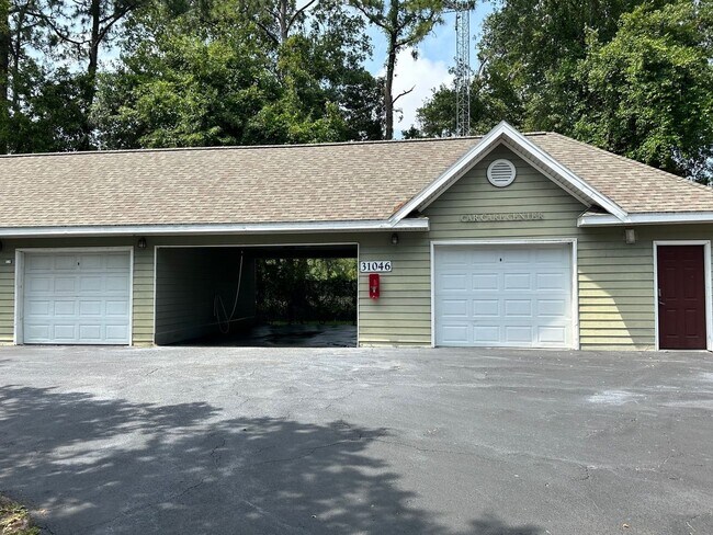 Building Photo - 2 Bed/2 Bath, Gated Community, Close to Sh...