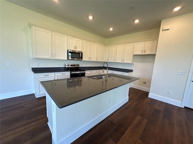 Building Photo - 16645 Lone Oak Cir