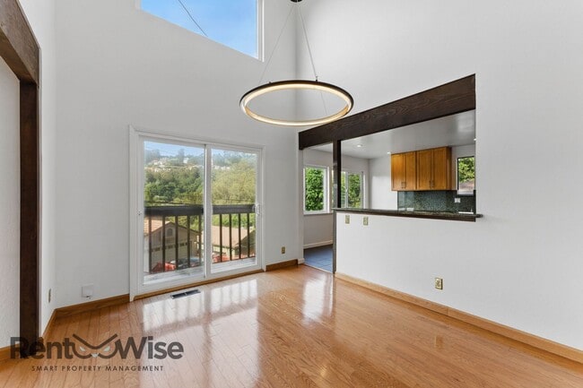 Building Photo - 6845 Thornhill Dr