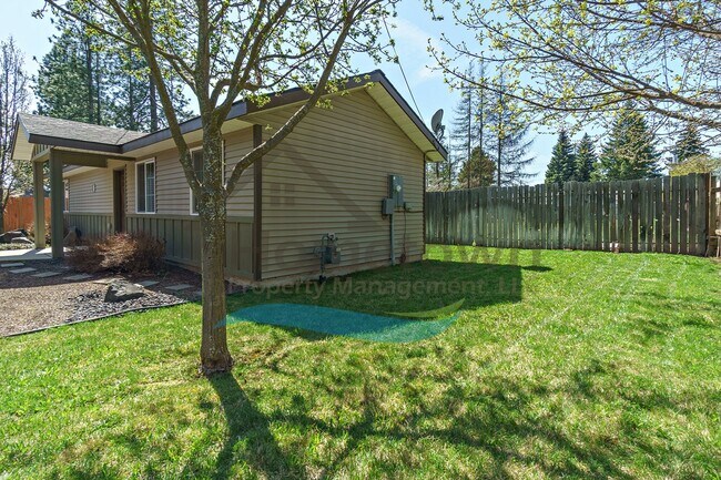 Building Photo - 2 Bedroom 1 Bath Home with Off-Street Parking Available in Coeur d'Alene!