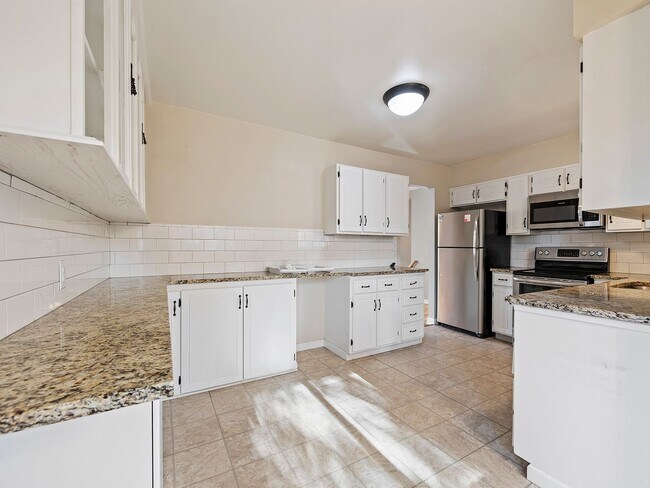 Building Photo - Amazing 4 Bed 2 Bath Home- Fort Collins, CO!