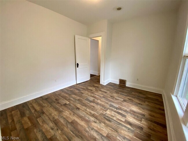 Building Photo - 400 Cloverdale Ave