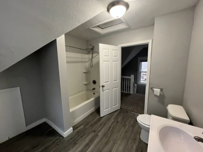 Building Photo - Nice 2 Bedroom 1 Bath House with Garage in...