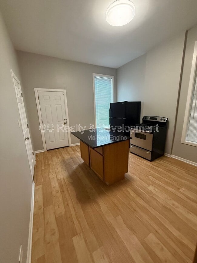 Building Photo - 3609 S Giles Ave