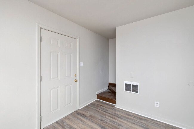 Building Photo - Newly Renovated 5 Bedroom Unit!