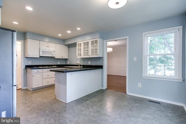 Building Photo - 1646 Montmorency Dr