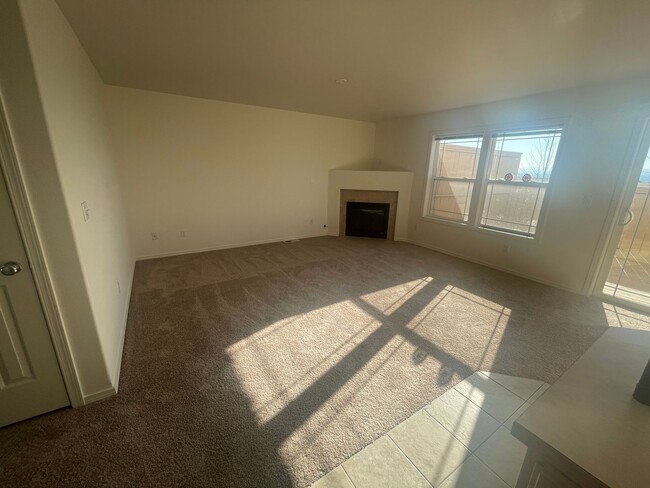 Building Photo - MOVE IN SPECIAL! Large 3 Bedroom 3.5 Bath ...