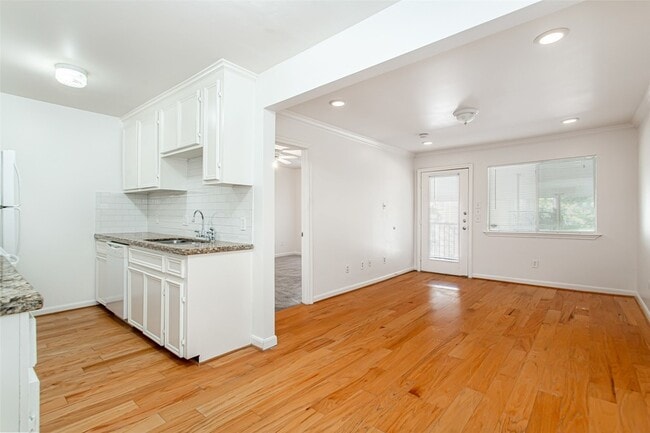 Building Photo - 4931 Junius St