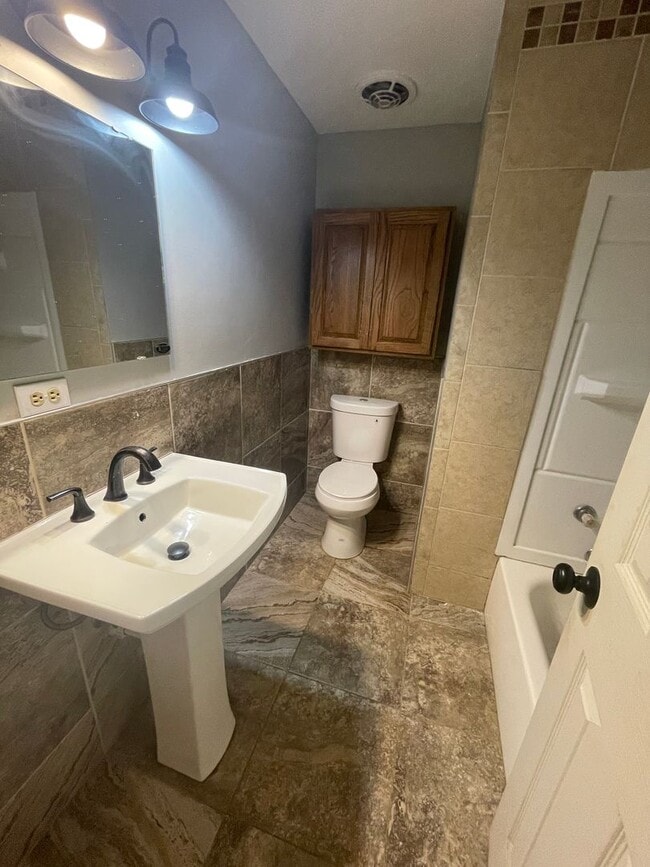 Building Photo - 3 Bed 2 Bath Carport Available 8-11-2025!!
