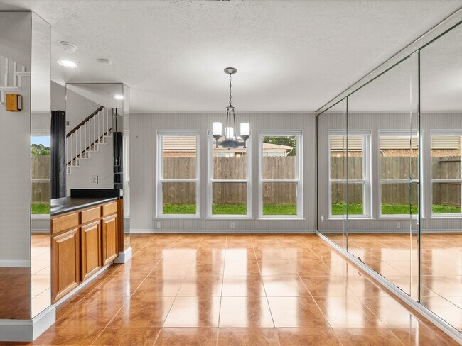 Building Photo - 4214 Fernside Dr