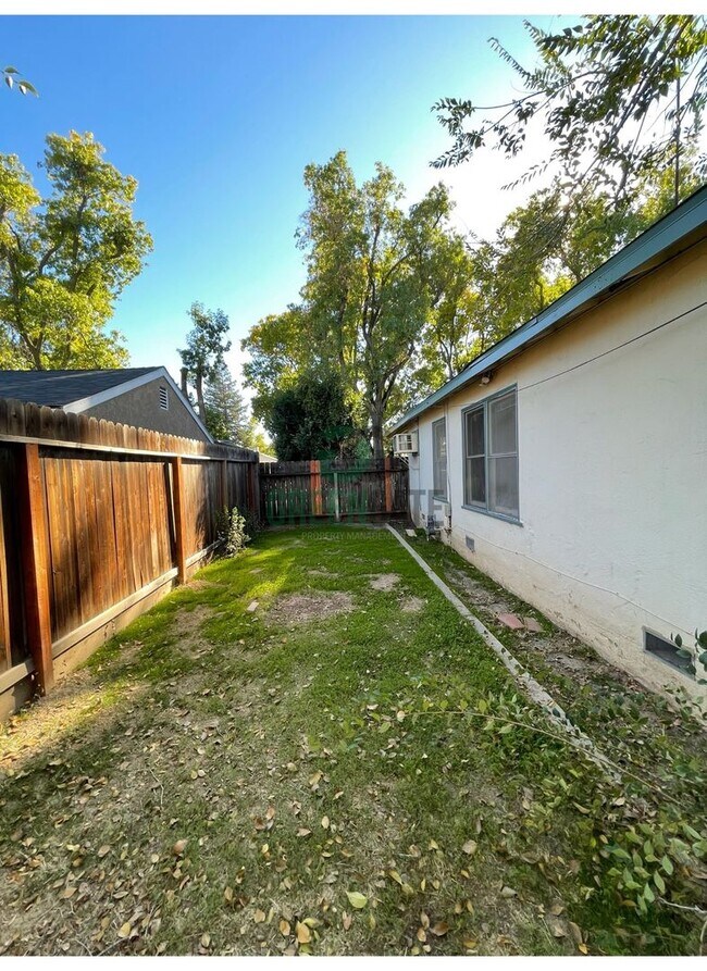Building Photo - Reduced Rent -3 BEDROOM 1 BATH HOME IN MODESTO!!