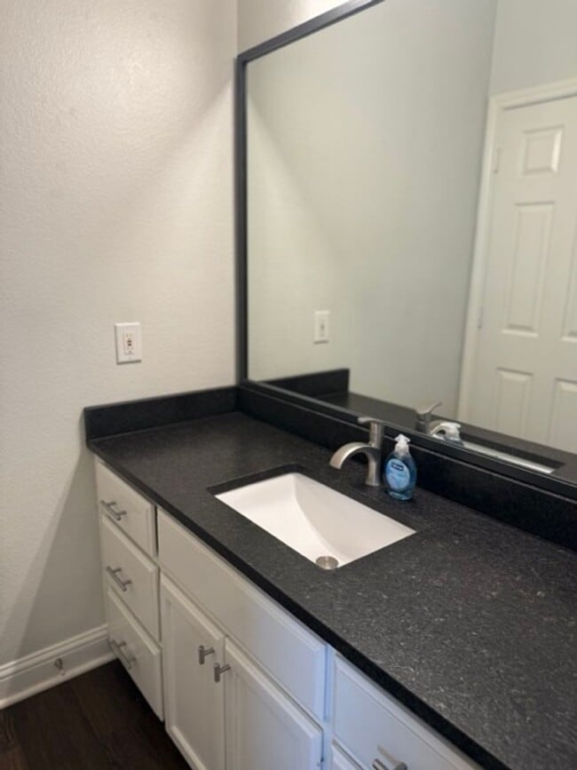 Building Photo - Rare Baylor Bubble Rental | Walk to Campus | 4 Bed / 3 Bath