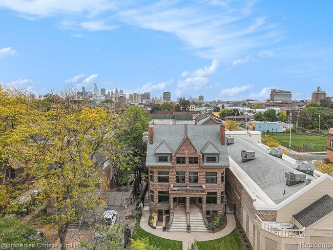 Primary Photo - 701 W Canfield St