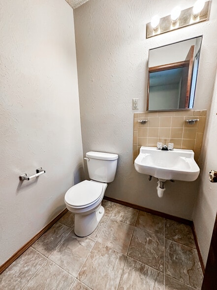 Building Photo - 6910 SW Forest Ave