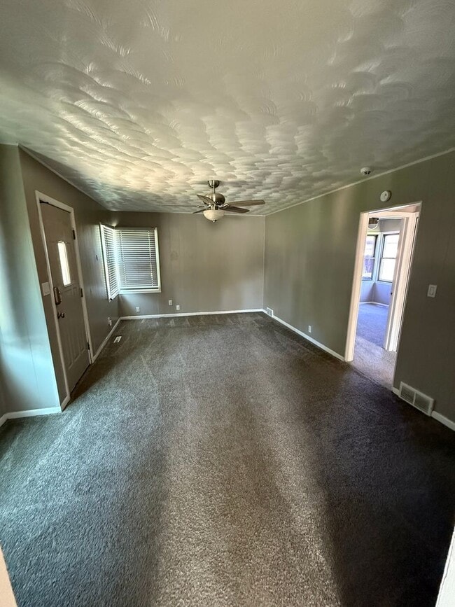 Building Photo - 3 Bedroom Single family with fenced in yard