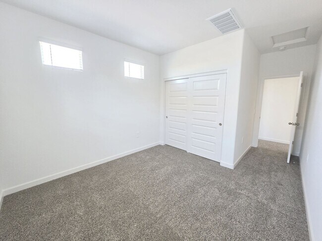 Building Photo - 2677 W Simone Ave