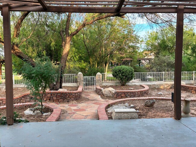 Building Photo - Large home Beauty in Santa Teresa