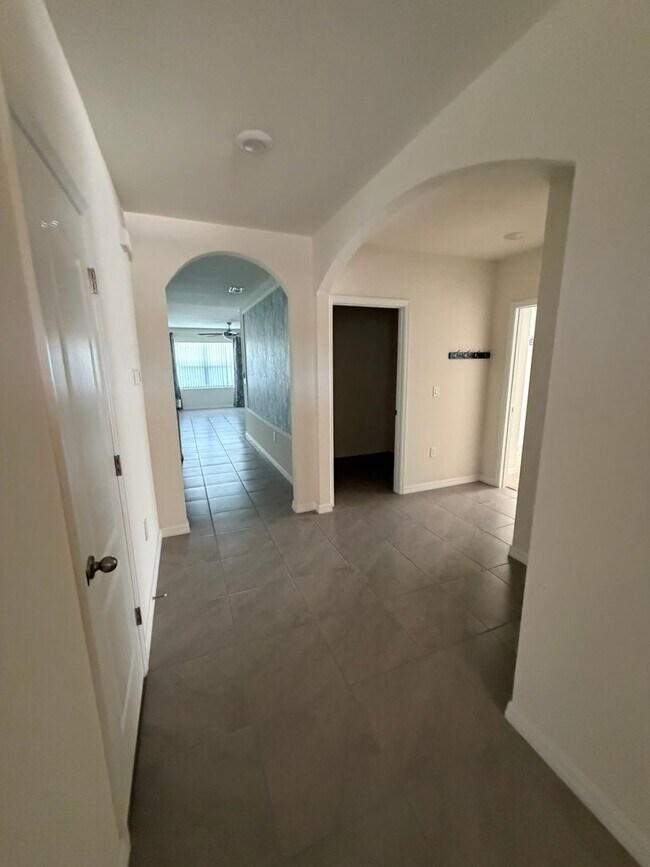 Building Photo - 801 Baylor Dr